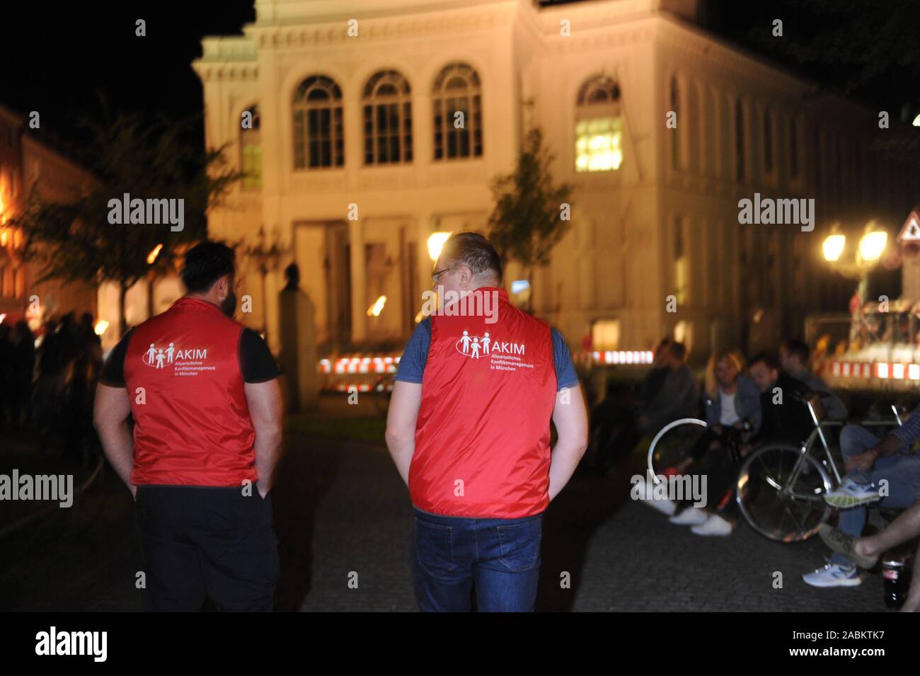 All-party conflict management in Munich (akim): two coworkers of the place look for as so-called Silencer the discussion with the celebrating on the nocturnal gardener place, in order to meet so conflicts with adjacent residents. [automated translation] Stock Photo