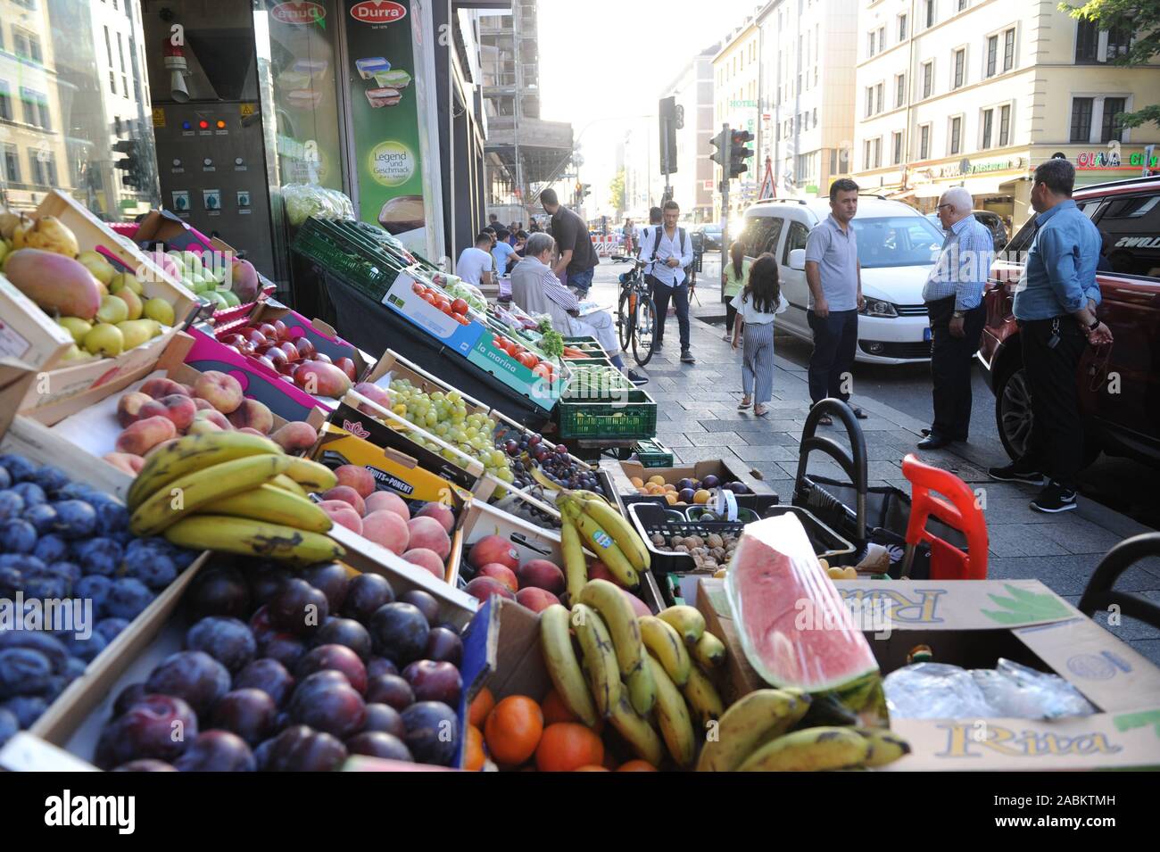 Fruit and vegetable shop at the intersection of Schwanthalerstraße and