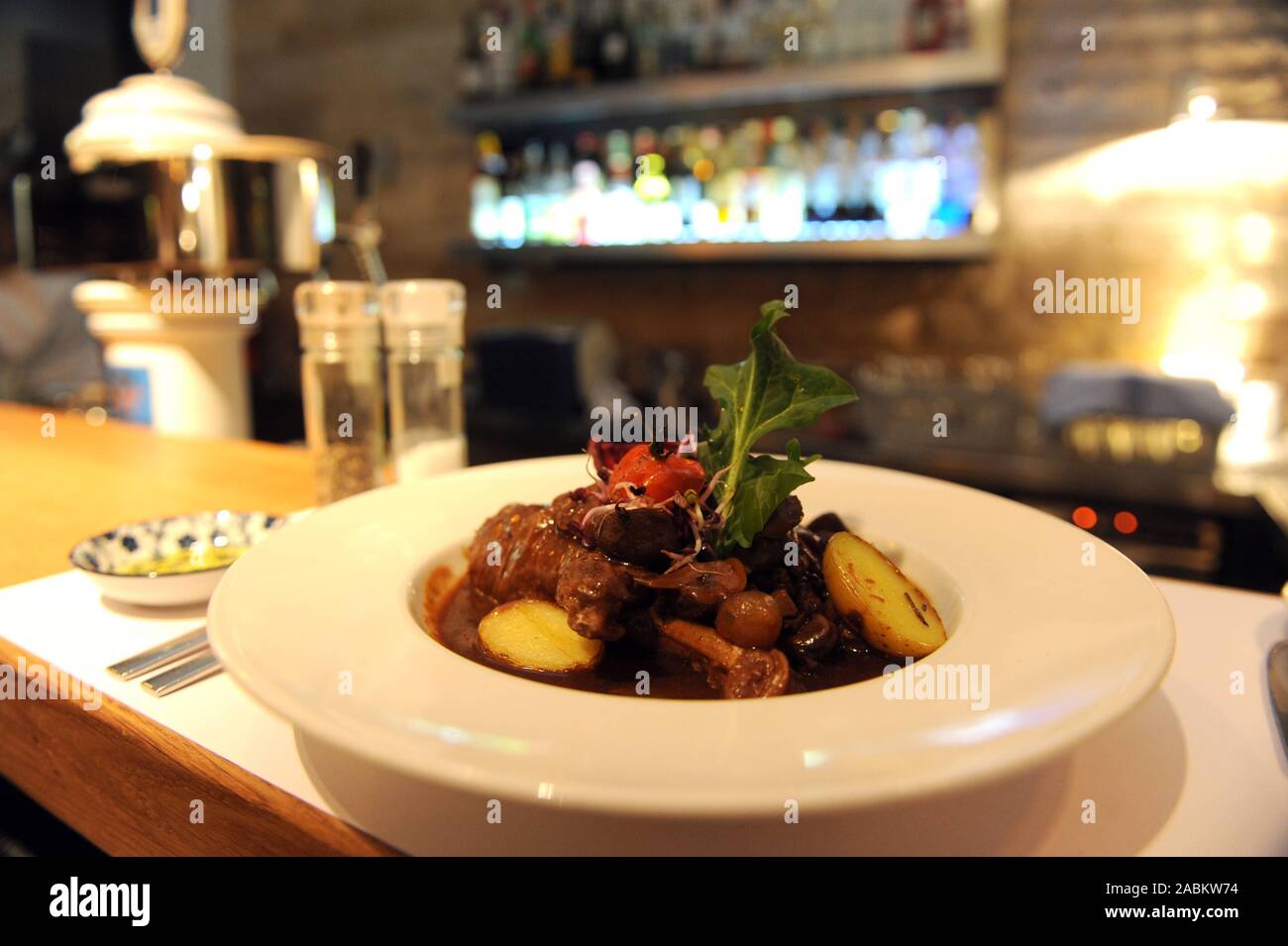 Coq au vin in the Brasserie La Bouche in the Haimhauser Straße 8 in  Schwabing. [automated translation] Stock Photo - Alamy