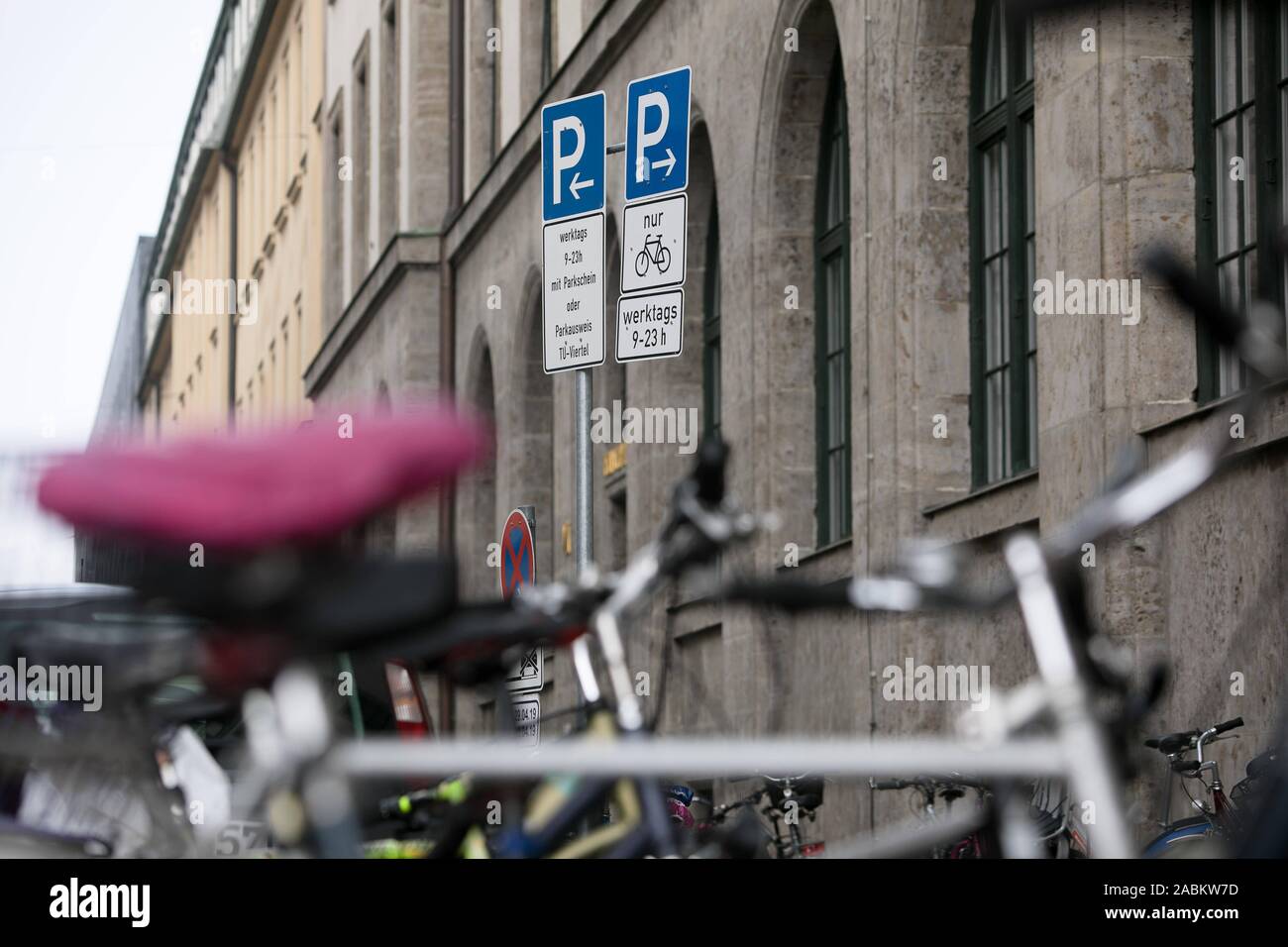 A traffic sign in front of the Technical University of Munich (TUM) at the corner of Luisenstraße / Gabelsbergerstraße indicates the new Flex parking system for bicycles and cars. [automated translation] Stock Photo