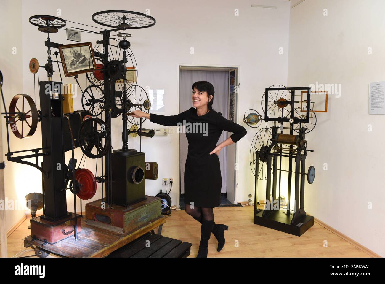 The kinetic artist Charly-Ann Cobdak with objects from her 'LowTech Instruments Museum' in Gerhard Grabsdorf's gallery in Munich's Aventinstraße. [automated translation] Stock Photo