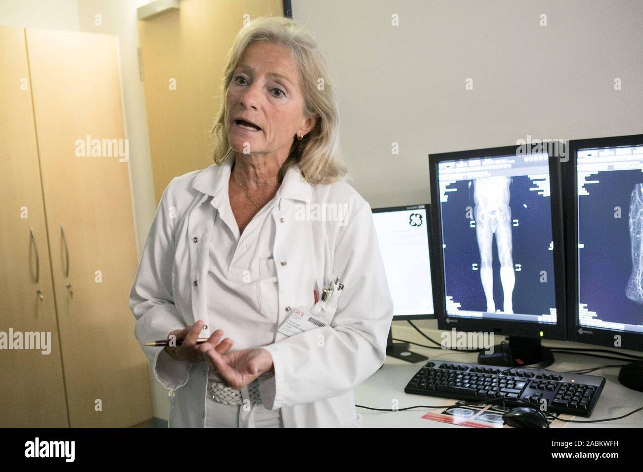 Radiology chief physician Andrea Rieber-Brambs in the reporting of images of the new magnetic resonance tomograph (MRT) 'Ingenia Ambition' in the radiology department of the municipal clinic Neuperlach. [automated translation] Stock Photo