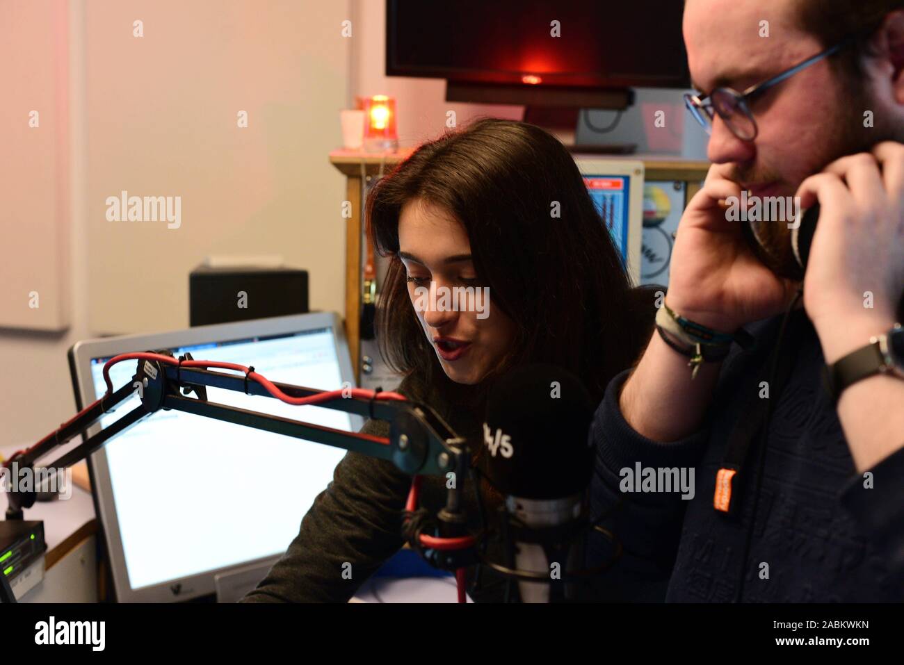Editor Frederic Mialhe and head of the service Yvonne-Christin Holzwart in  the studio of the Munich student radio M94.5. in Rosenheimer Straße 145.  [automated translation] Stock Photo - Alamy