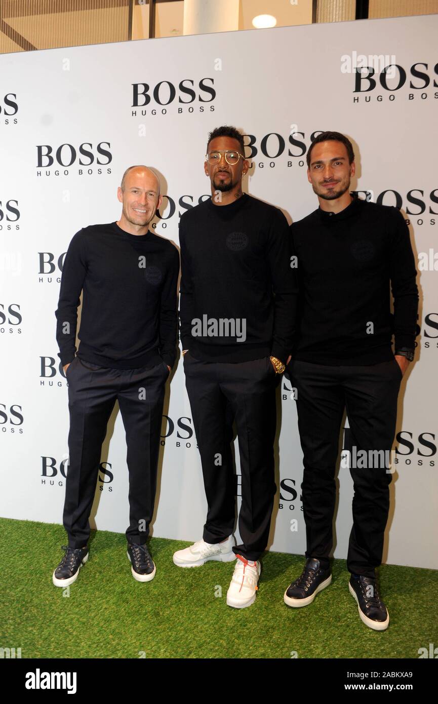 Hugo Boss is the new FC Bayern outfitter. Arjen Robben, Jerôme Boateng and  Mats Hummels at the Boss Store in the Fünf Höfe in downtown Munich.  [automated translation] Stock Photo - Alamy