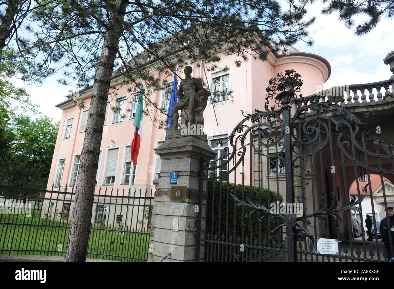 Consulate General of Italy in the Möhlstraße in Bogenhausen. [automated