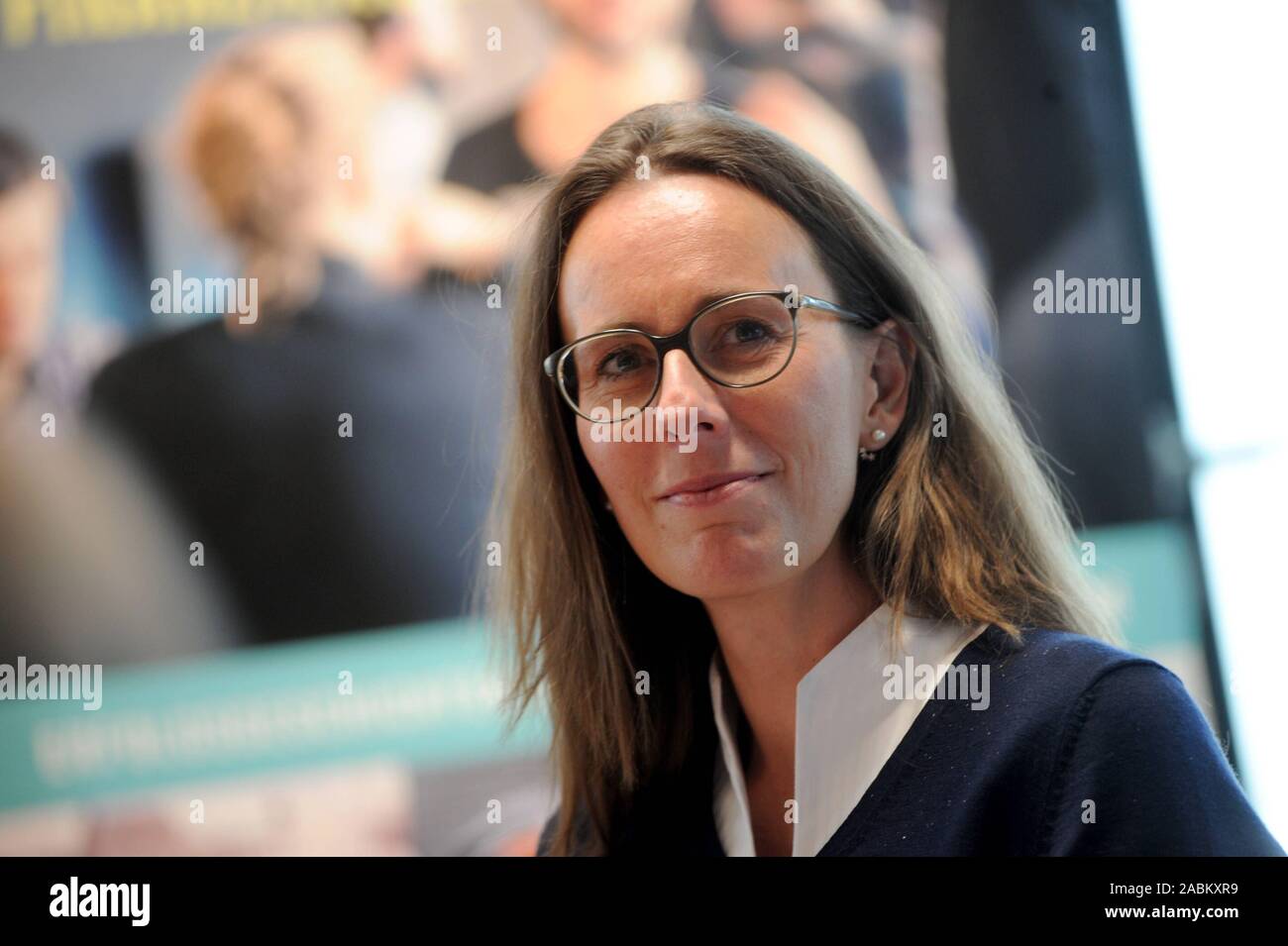 Entrepreneurs talking to start-up networkers at the first summit-striker salon of the Süddeutsche Zeitung (SZ) in Munich's plant district: Anna Lukasson-Herzig (Nyris) in the photo. [automated translation] Stock Photo
