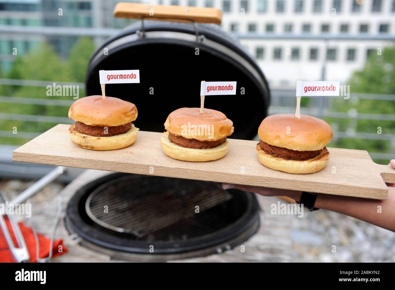 The Beyond Meat Burger: the guests at Gourmondo try the  Fleischersatzburger, prepared by European grill champion rudolph Jäger.  [automated translation] Stock Photo - Alamy