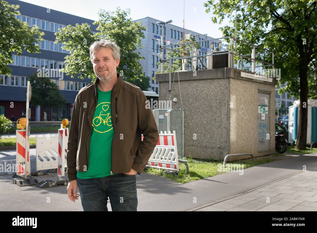 Dieter Janecek, member of the Bundestag for the Green Party, stands at the measuring container for fine dust of the State Office for the Environment in Landshuter Allee. He was the former fine dust plaintiff. [automated translation] Stock Photo