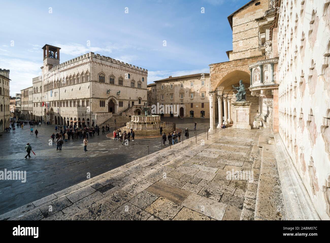 Perugia. Italy. The central Piazza IV Novembre, Corso Pietro Vannucci, Palazzo dei Priori (left), Fontana Maggiore (centre) and the Cattedrale di San Stock Photo