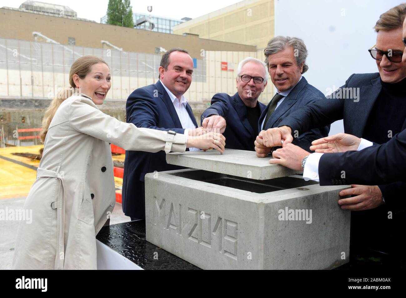 Investor Stefanie Brecht-Bergen (l.), architect David Chipperfield (m.), landscape architect Enzo Enea (2nd from right) and investor Alexej Brecht-Bergen (r.) at the laying of the foundation stone for the future commercial quarter 'Karl' at Karlstraße 77-79. [automated translation] Stock Photo