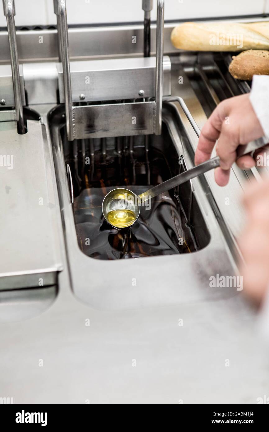 In a staged food inspection, fat is checked in the deep fryer. The temperature, the proportion