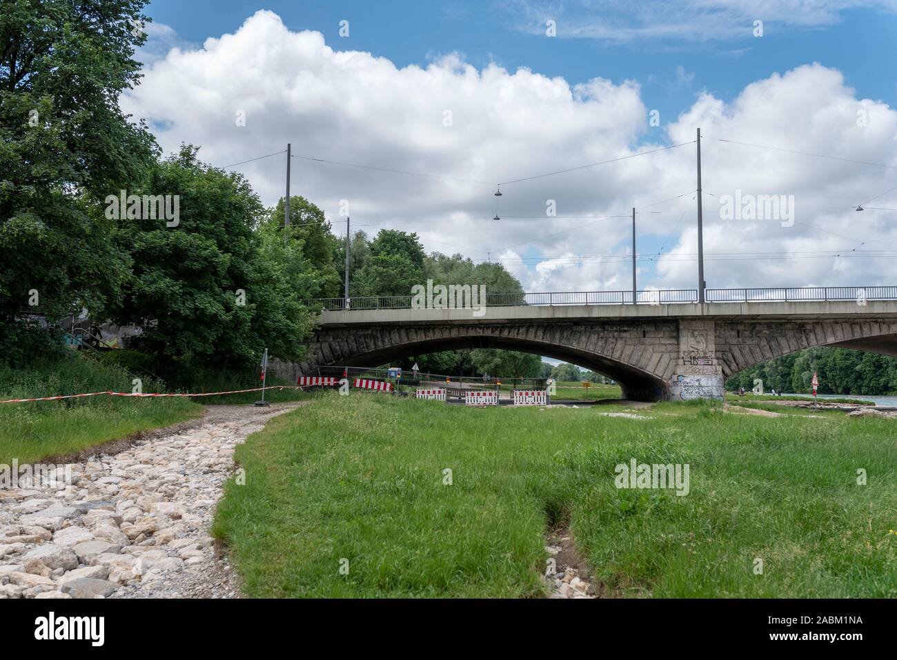 View of the Reichenbach bridge over the Isar river in Munich ...