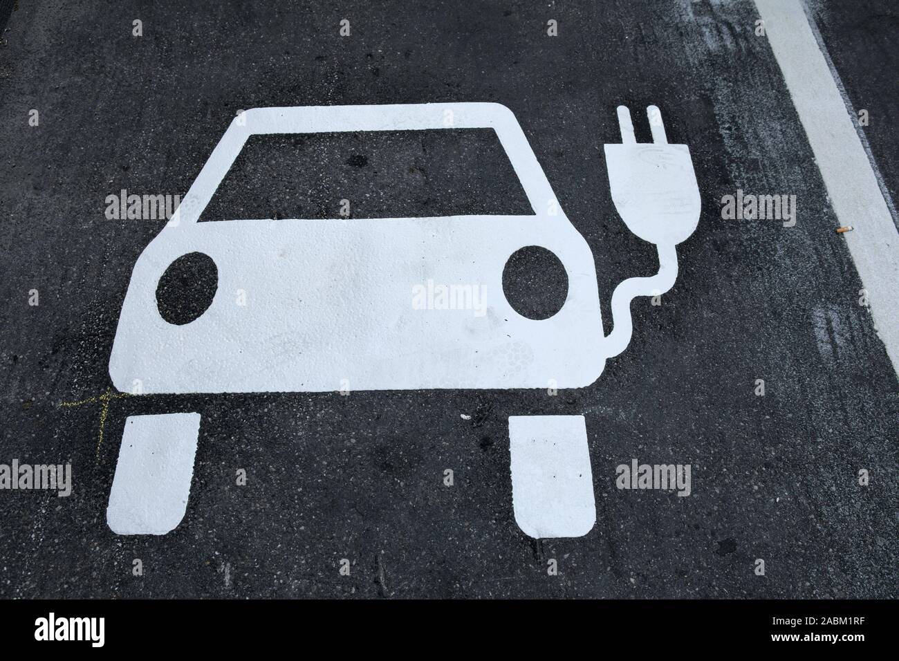 In the Amalienstraße in Munich there are new road markings for the charging stations of electric cars.  Charging station, electric car, electric cars, electric mobility New parking spaces and parking markings, etc. Sloping parking spaces in Amalienstraße [automated translation] Stock Photo