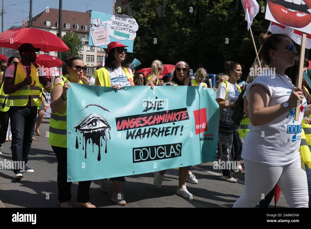 Around 1100 employees of trading companies from Bavaria lay down their work with a protest march from the union building on Schwanthalerstraße to Gärtnerplatz for higher salaries. The picture shows Douglas employees. [automated translation] Stock Photo