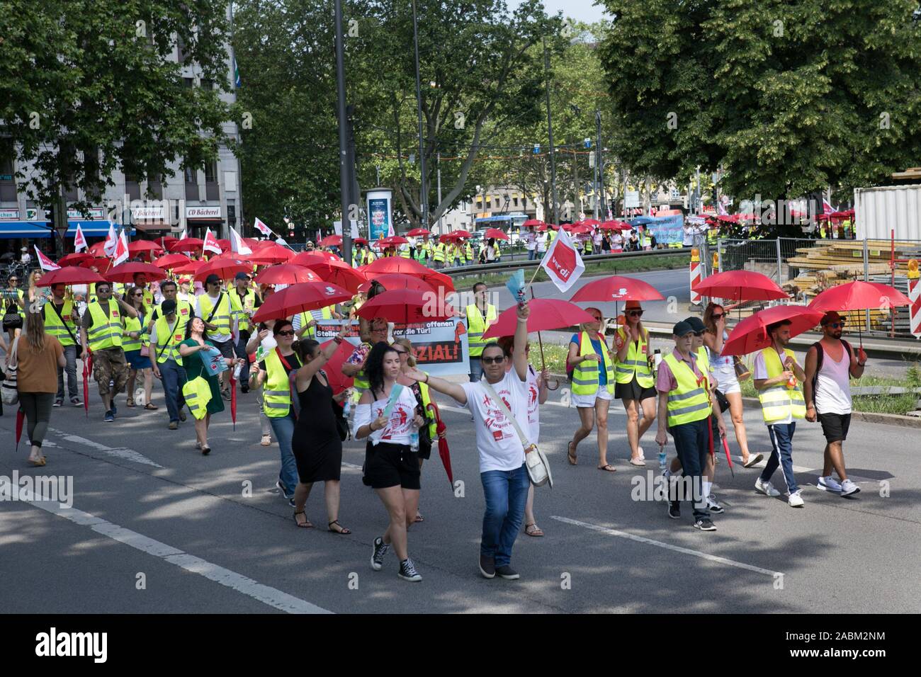 Around 1100 employees of trading companies from Bavaria lay down their work with a protest march from the union building on Schwanthalerstraße to Gärtnerplatz for higher salaries. In the picture the train in Blumenstraße. [automated translation] Stock Photo