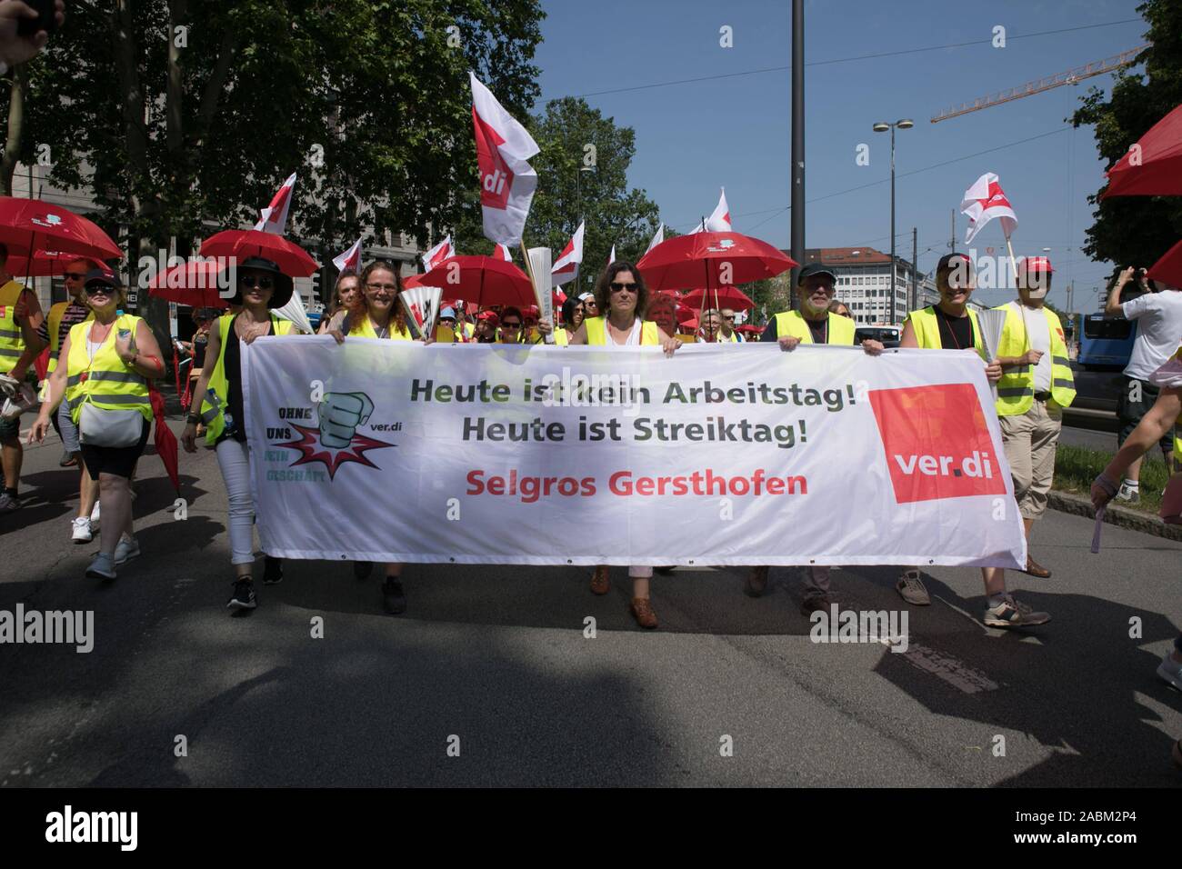Around 1100 employees of trading companies from Bavaria lay down their work with a protest march from the union building on Schwanthalerstraße to Gärtnerplatz for higher salaries. The picture shows Selgros employees in Gersthofen. [automated translation] Stock Photo