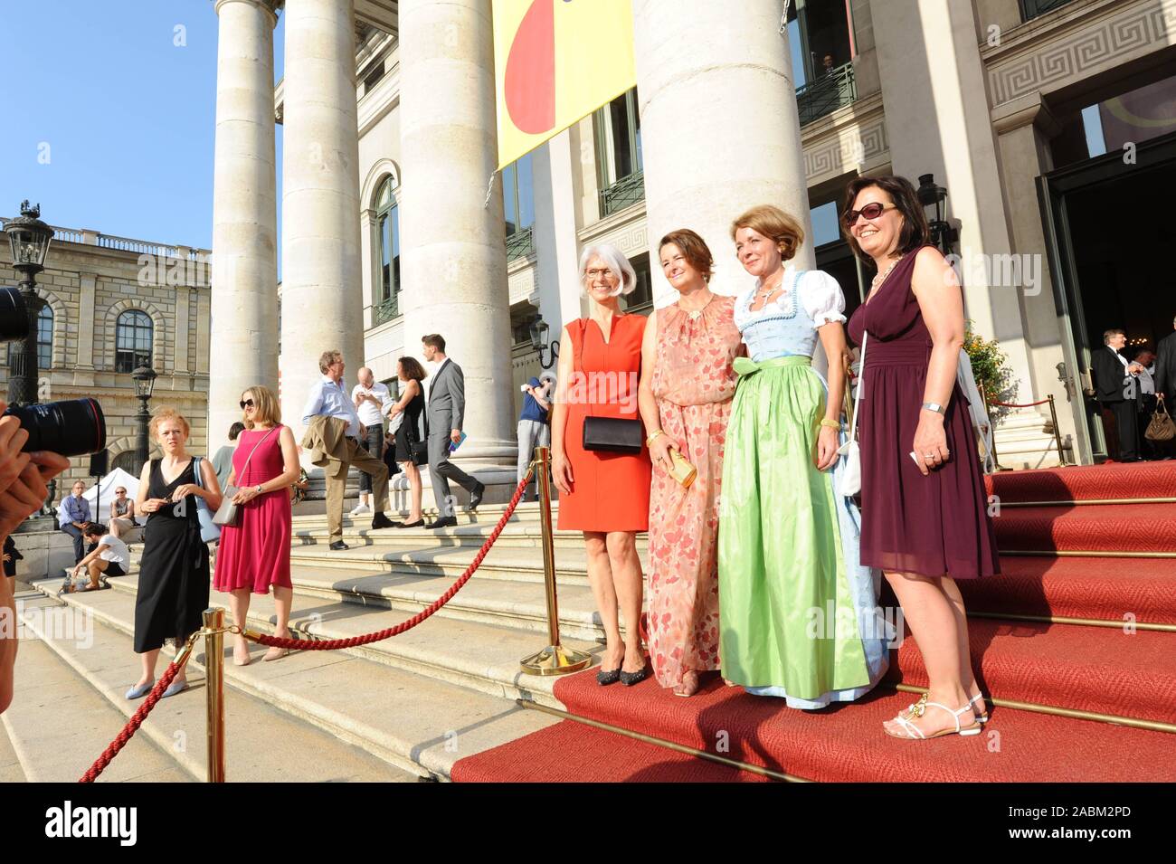 Premiere guests on their way to the premiere of Richard Strauss' opera 'Salome' at the Munich Opera Festival 2019. [automated translation] Stock Photo