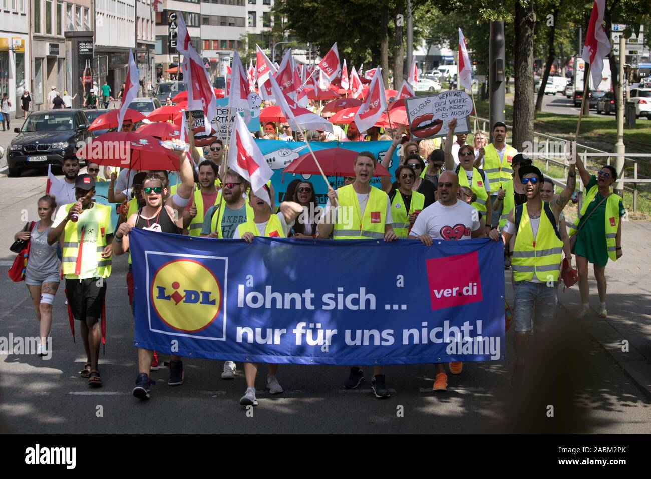 Around 1100 employees of trading companies from Bavaria lay down their work with a protest march from the union building on Schwanthalerstraße to Gärtnerplatz for higher salaries. In the picture employee of Lidl in the Sonnenstraße. [automated translation] Stock Photo