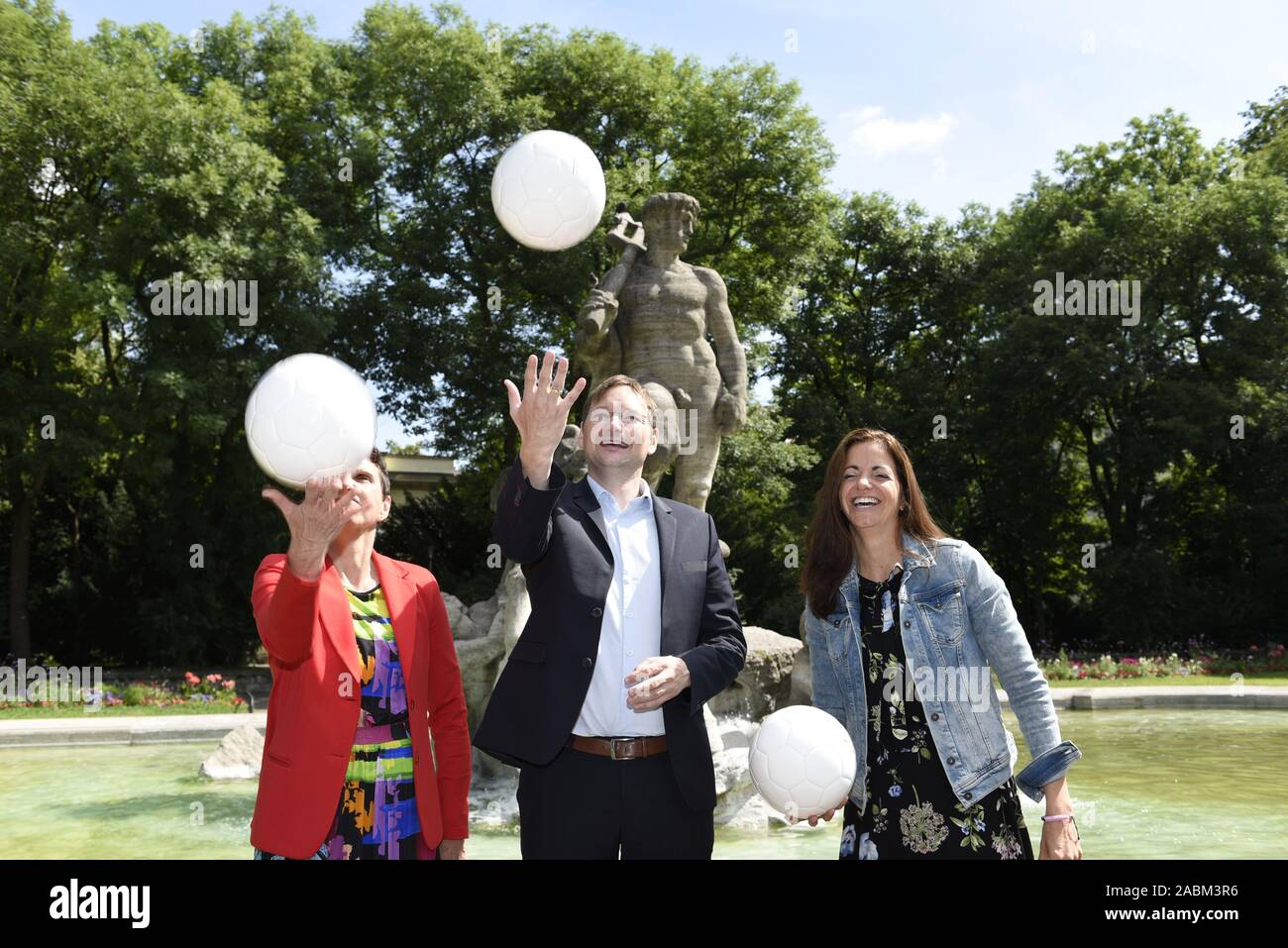 Kristina Frank (right) and Beatrix Zurek from the City of Munich present together with the Bavarian Minister of Construction, Dr. Hans Reichhart, the plans for the Fan Meeting Point for the European Football Championship 2020 in the Old Botanical Garden. [automated translation] Stock Photo