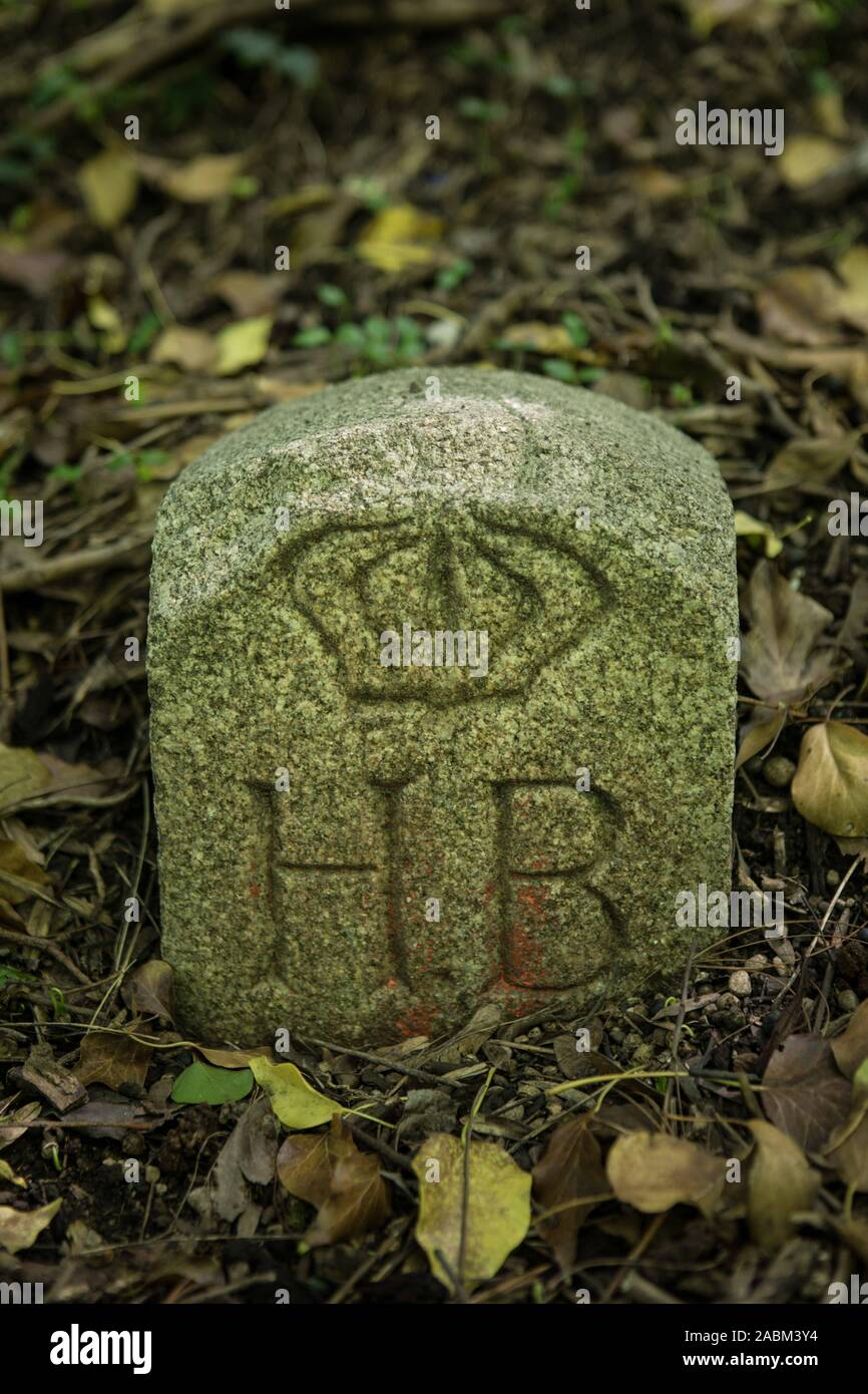 Boundary stone on the Rochus-Dedler Weg on the banks of the Isar in Oberföhring. One side bears the inscription HB (Herzogtum Bayern), the other HS (Hochstift Freising). [automated translation] Stock Photo