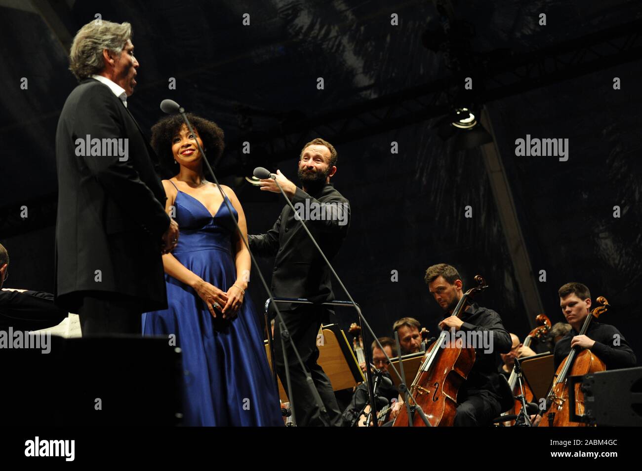'Opera for All' at Munich's Marstallplatz: more than 10,000 visitors listen to the festival concert with the Bavarian State Orchestra conducted by Music Director Kiril Petrenko (r.) and the two soloists Golda Schulz (m.) and Thomas Hampson (l.). Works from various Broadway musicals will be performed. [automated translation] Stock Photo