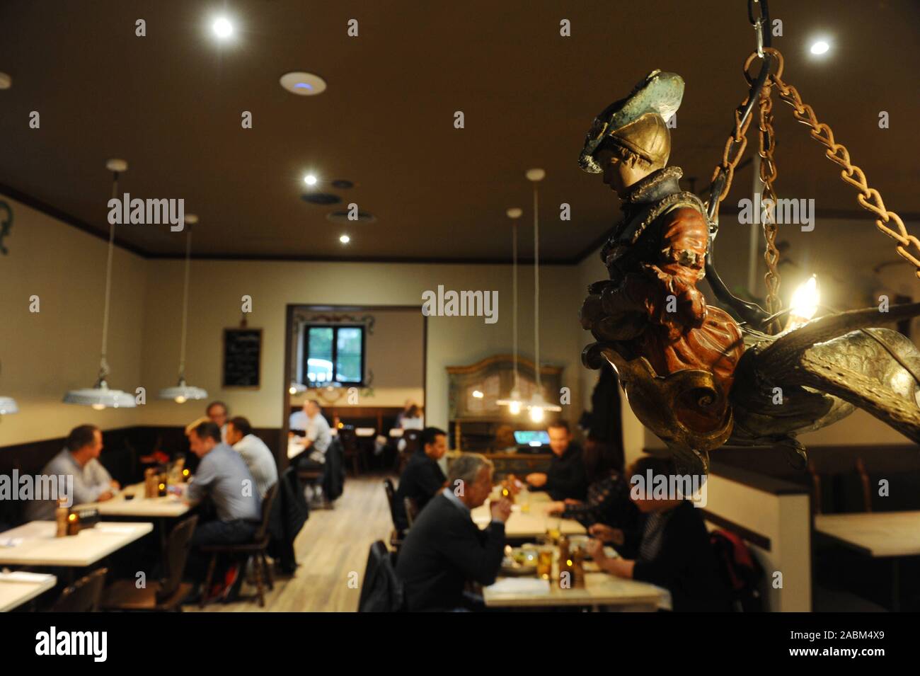 Guests in the inn "Ayinger in der Au" at Mariahilfplatz 4. [automated ...
