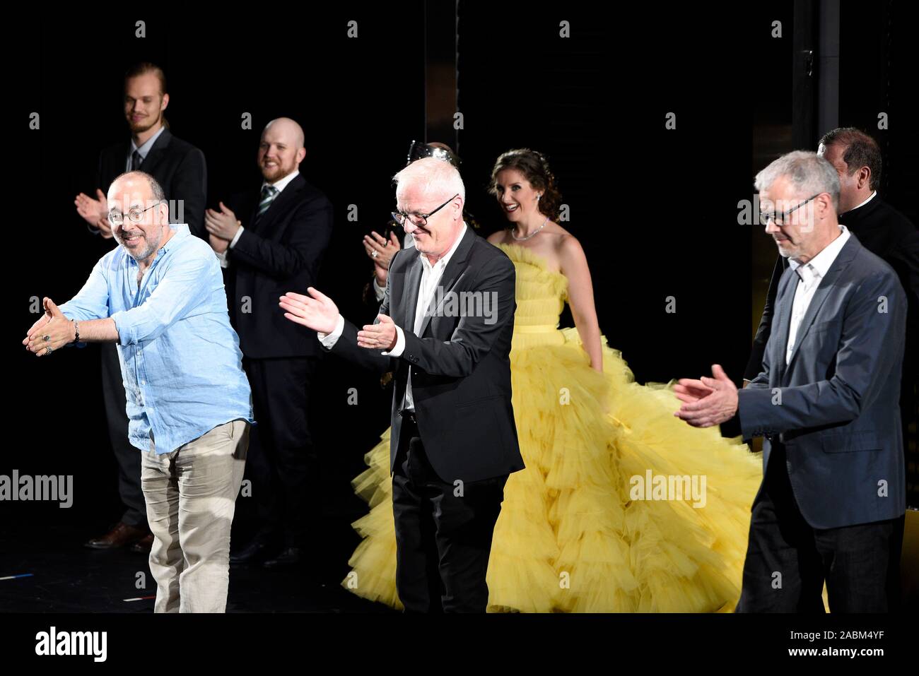 Director Barrie Kosky (l.) and the actors at the final applause during the premiere of the baroque opera 'Agrippina' at the Prinzregententheater in Munich. [automated translation] Stock Photo