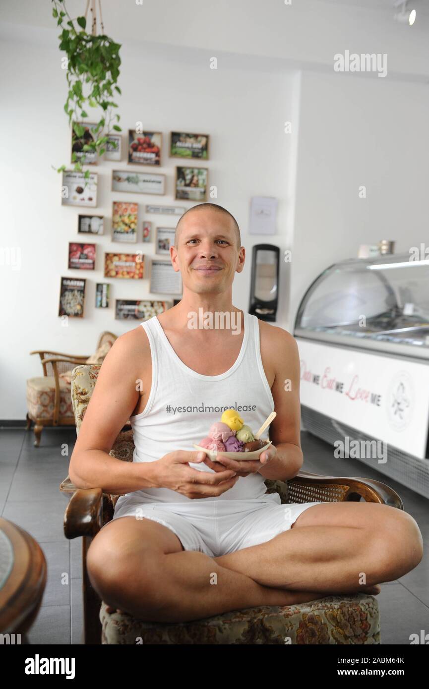 Owner and ice cream maker Gunther Nann in his vegan ice cream parlour 'Ice Date' in the Amalienpassage in Maxvorstadt. [automated translation] Stock Photo