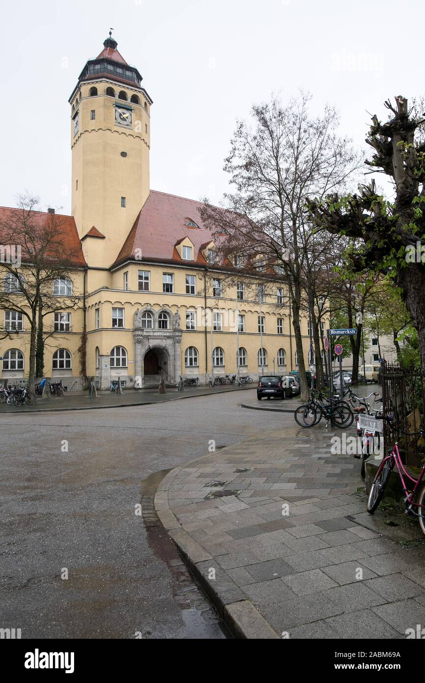 Oskar-von-Miller-Gymnasium at Ernst-Toller-Platz in Schwabing. [automated translation] Stock Photo