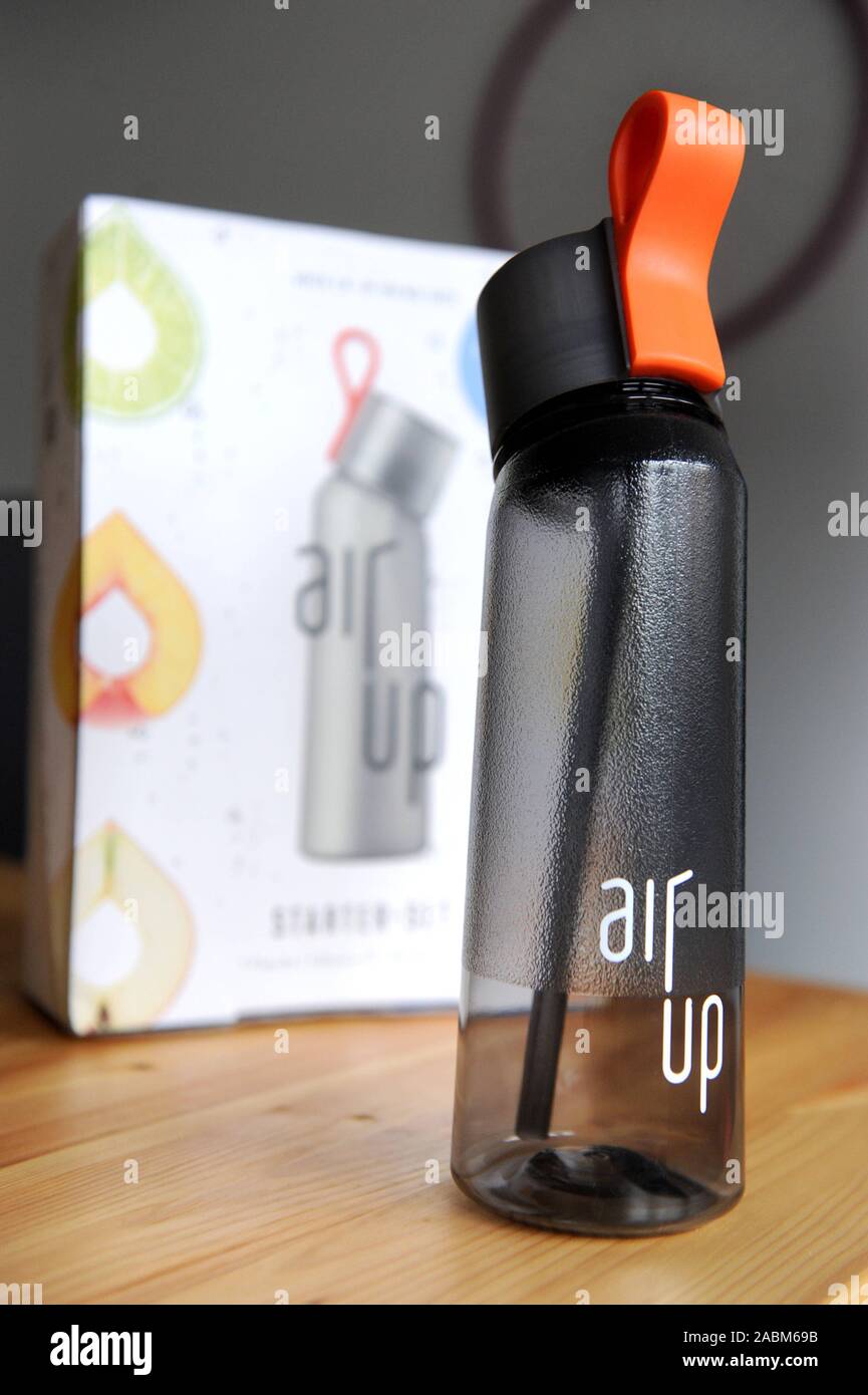 The start-up company "Air up" produces drinking bottles that only give  water taste through scent. Here: The drinking bottle of "Air up".  [automated translation] Stock Photo - Alamy