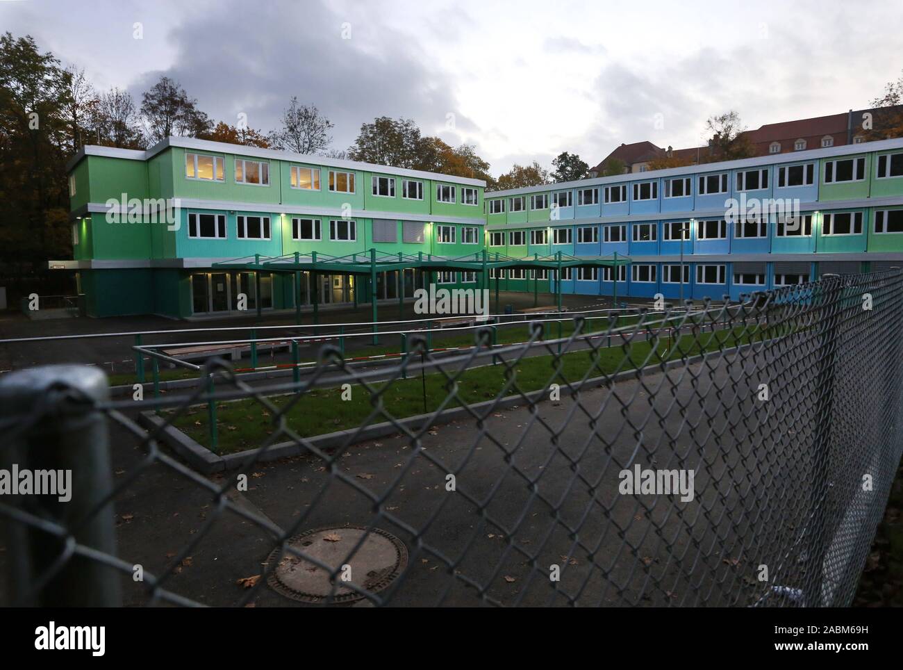 School container in the (former) Tivoli tennis facility at the English  Garden, into which the Wilhelmsgymnasium will move for the time of the  upcoming renovation work. [automated translation] Stock Photo - Alamy
