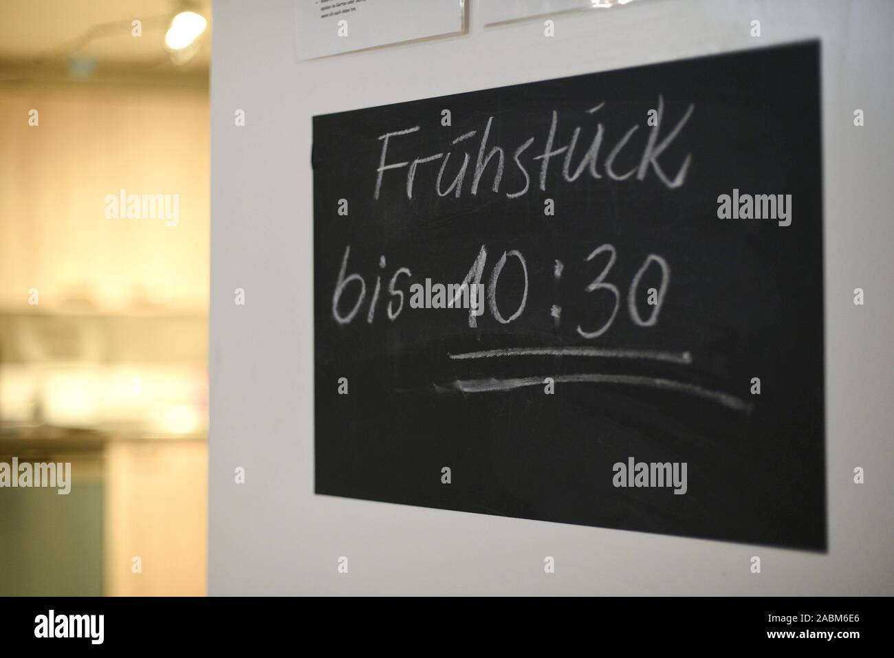 Sign 'Frühstück bis 10:30' at a door in the youth protection office for girls of the Evanglischen Jugendhilfeverbund München of the Inner Mission. [automated translation] Stock Photo