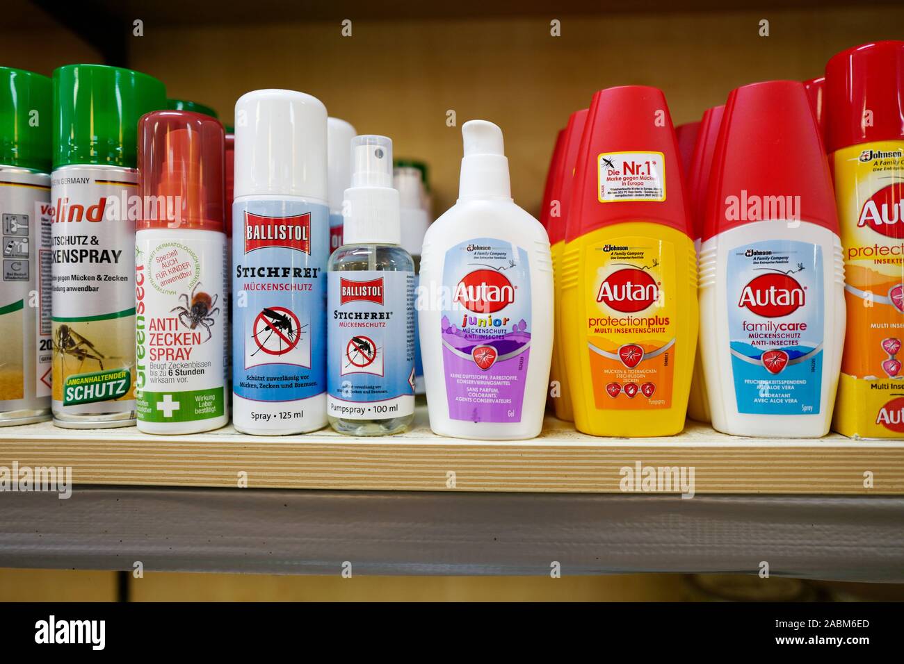 At the Loh drugstore in Dießen am Ammersee, the Loh family has a wide range of mosquito repellent sprays. [automated translation] Stock Photo