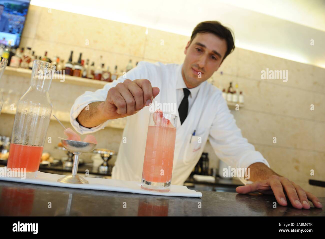 Bartender Daniele Cataldo mixes his alcohol-free summer cocktail 'Bellezza' in Schumann's Tagesbar at Maffeistraße 6. [automated translation] Stock Photo