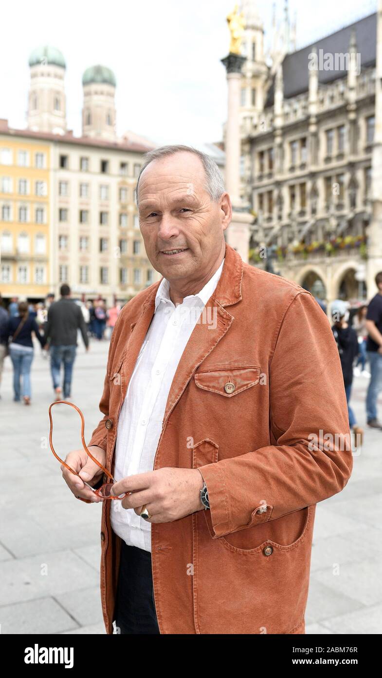 The candidate for mayor of the Free Voters, Hans-Peter Mehling, in front of the New City Hall in Munich. [automated translation] Stock Photo