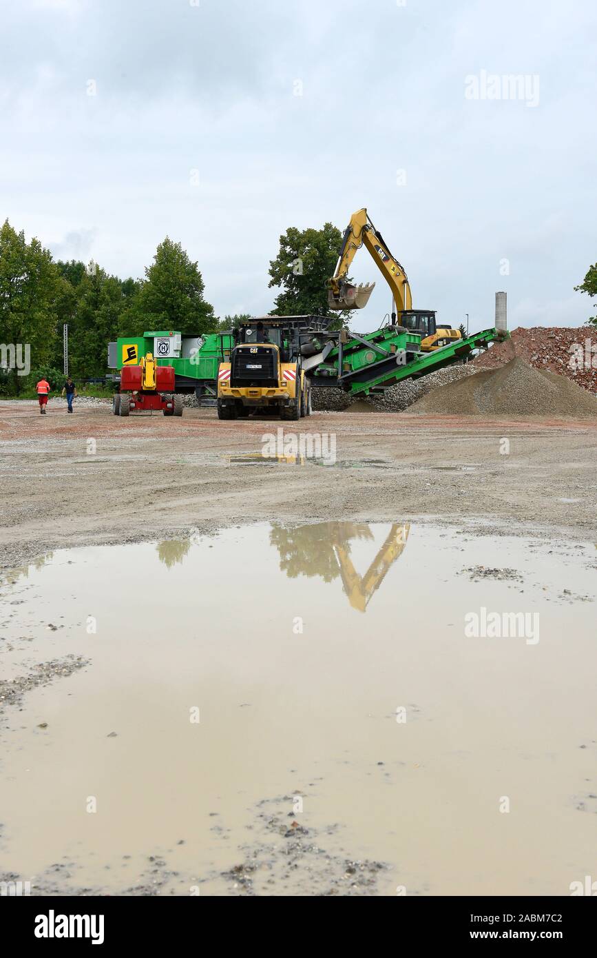The city of Munich is trying to implement a new recycling concept in the former Bavarian barracks in Freimann. The demolition material from the land clearing of the barracks is processed into new construction material. [automated translation] Stock Photo