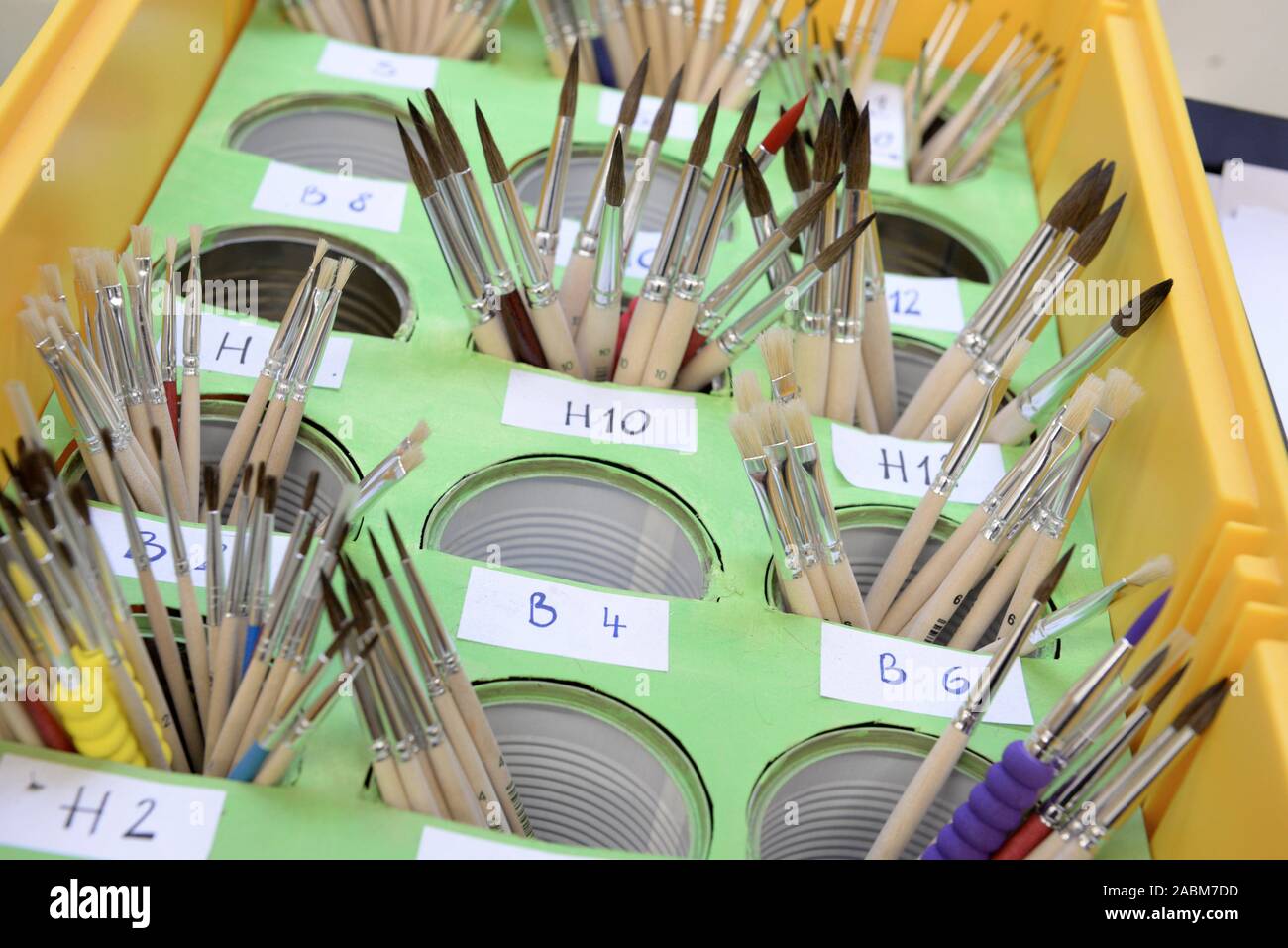 The foundation 'Wir helfen München' collects school material for children. Various initiatives such as 'Bunte Münchner Kindl' and 'Diakonia' from the Protestant Inner Mission are working together. Here brushes in different strengths for art lessons. [automated translation] Stock Photo