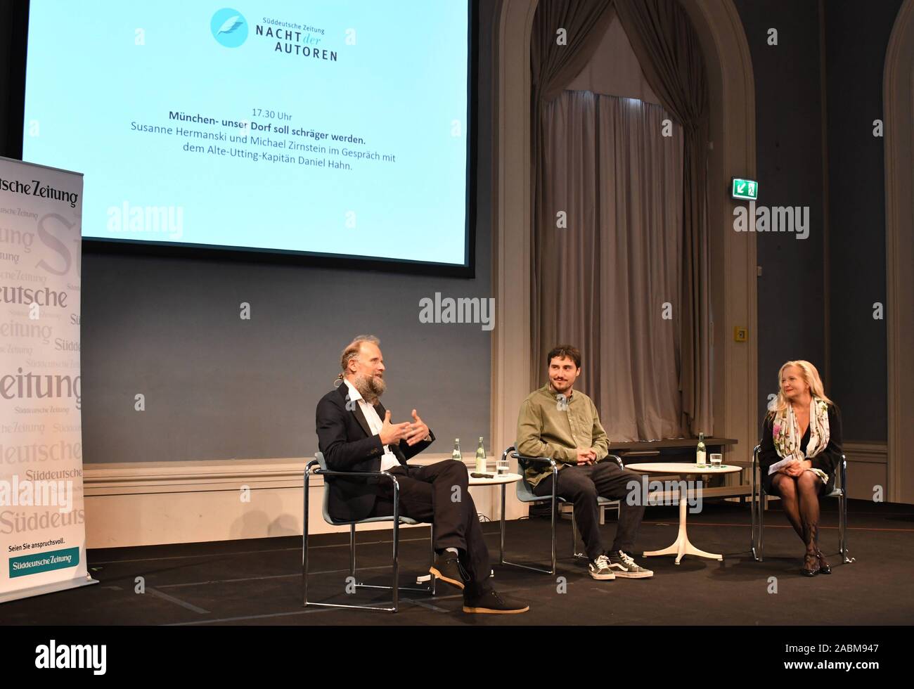 Michael Zirnstein (left) and Susanne Hermanski at the Night of the SZ Authors at the Bavarian Academy of Fine Arts in conversation with Old Utting Captain Daniel Hahn on the topic: "Munich - our village should become more weird". [automated translation] Stock Photo