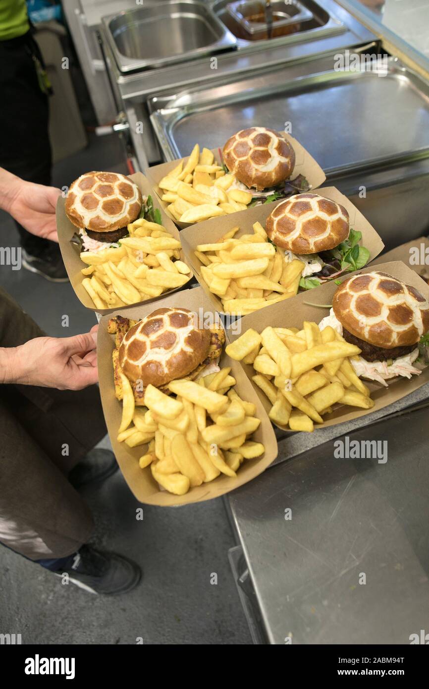 Burger and chips in a food truck in the zoo in Munich. [automated translation] Stock Photo Alamy