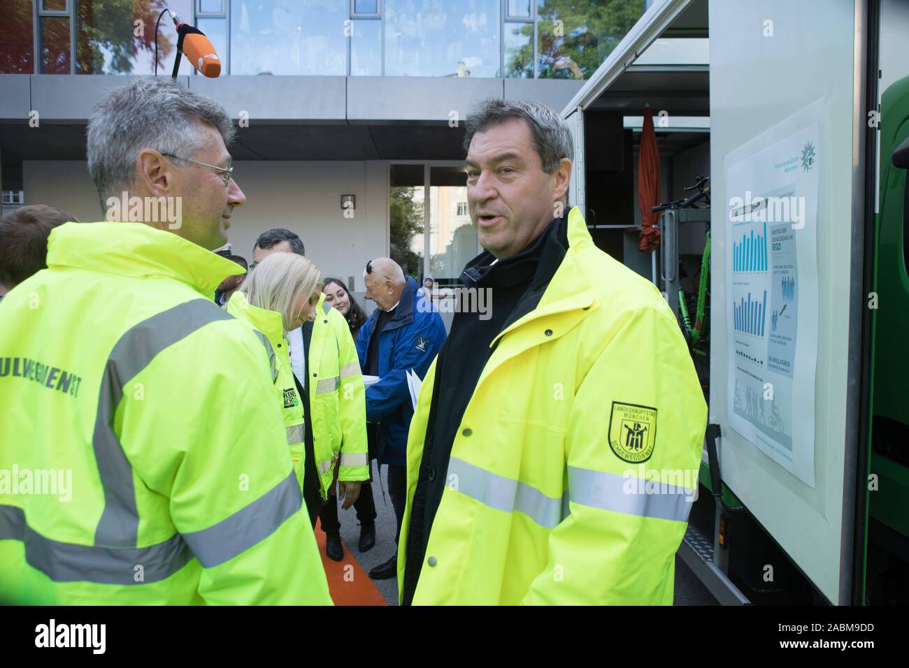 Prime Minister Markus Söder (r.) and Minister of Culture Michael Piazolo are active as student pilots on the first day of school in front of the St. Anna Primary School in Lehel. [automated translation] Stock Photo