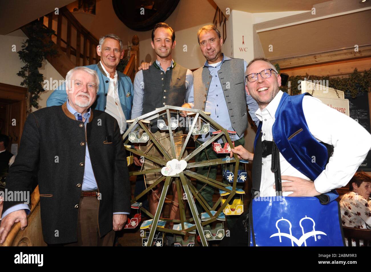 In the Spöckmeier Inn, the small Wiesnzelte tents present their offers for this year's Oktoberfest, including (from left to right) Gerhard Krug from the Munich Seniors' Advisory Board, the Wiesnwirte Josef Able, Otto Lindinger and Werner Hochreiter (Chairman Kleine Wiesnzelte) and Heinz Taubman from the White City Bird.) [automated translation] Stock Photo
