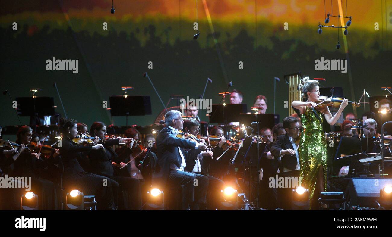 Anne-Sophie Mutter and the Royal Philharmonic Orchestra play well-known film soundtracks on Munich's Königsplatz. [automated translation] Stock Photo