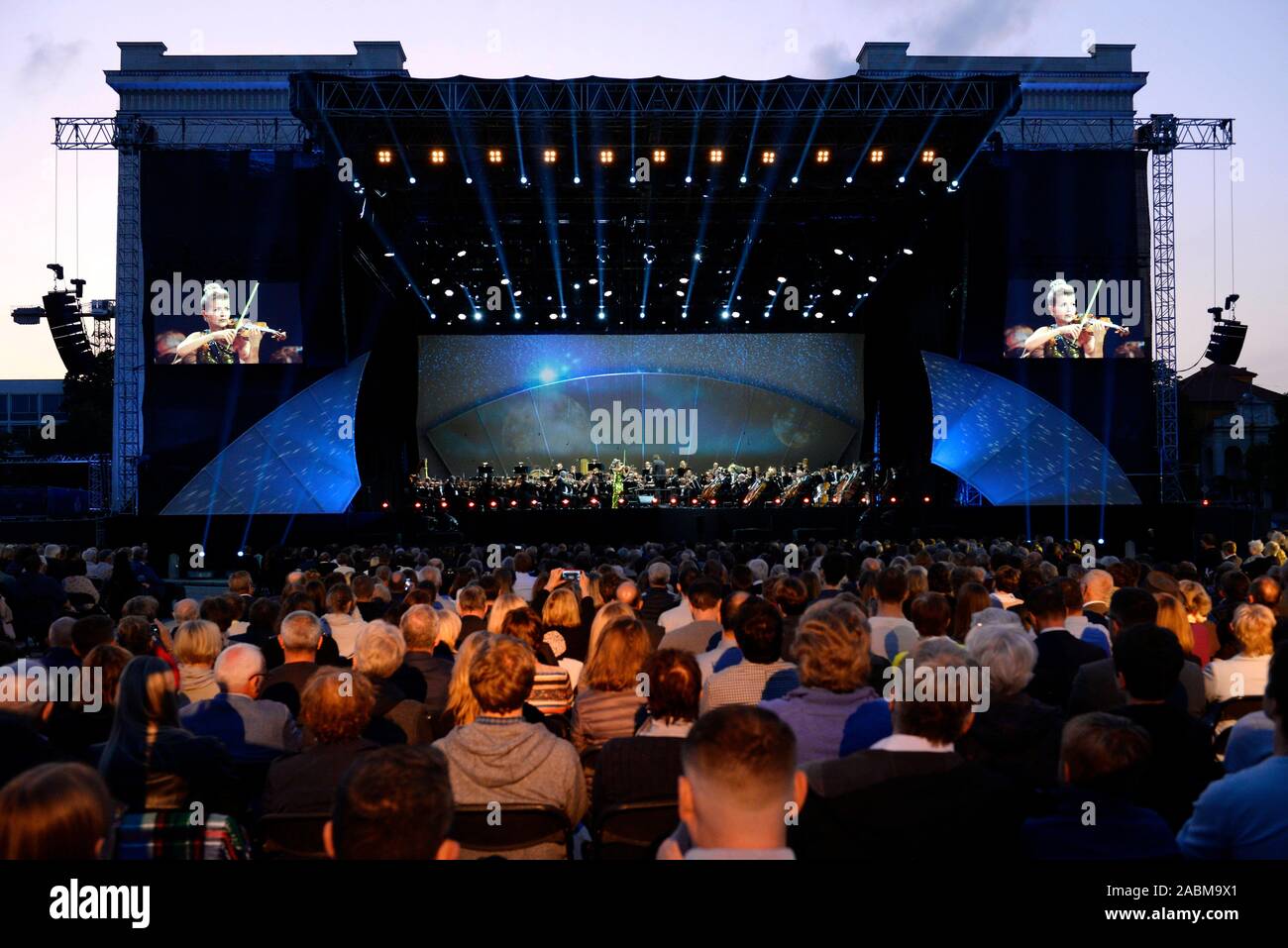 AnneSophie Mutter, conductor David Newman and the Royal Philharmonic