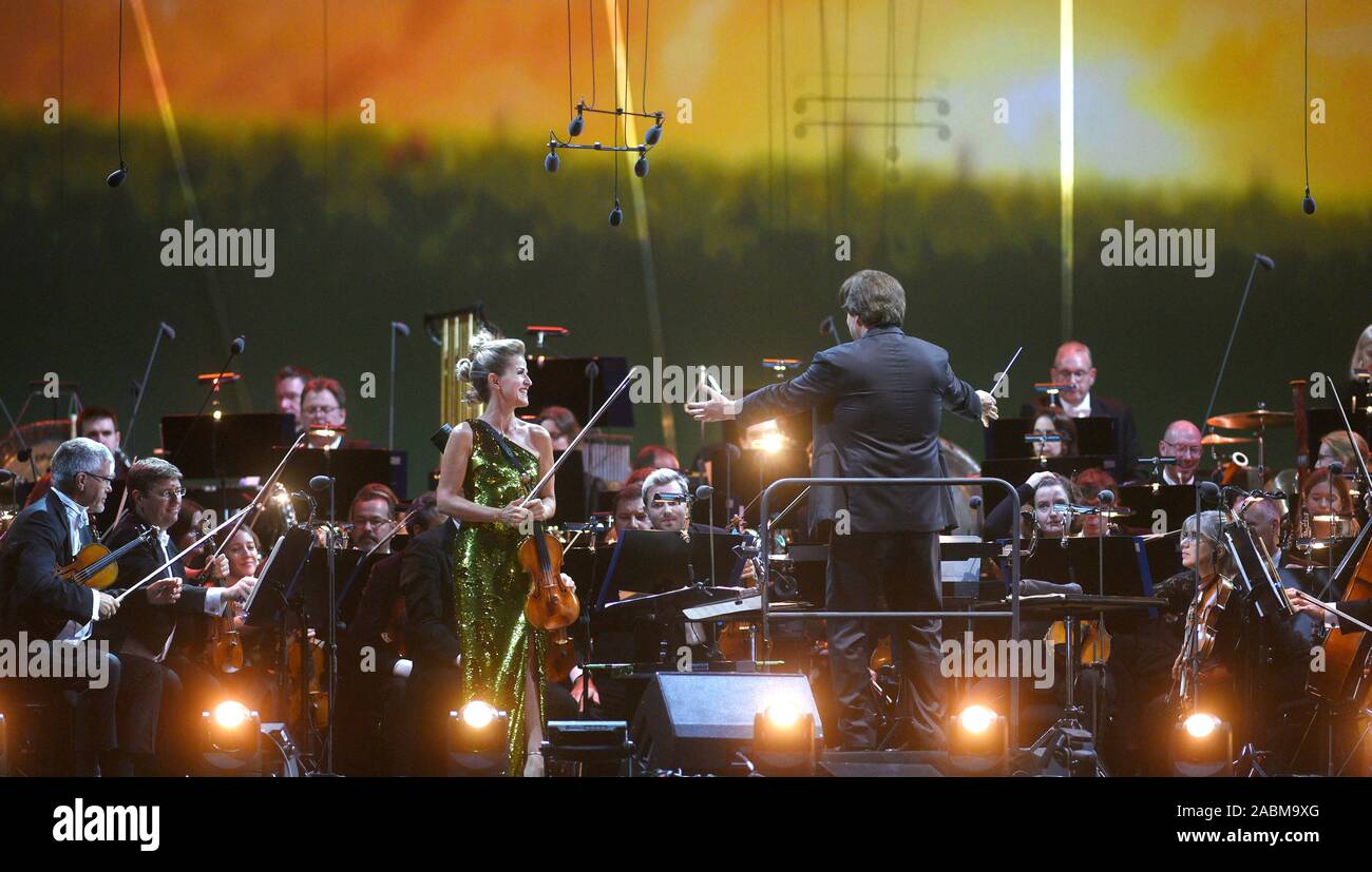 Anne-Sophie Mutter, conductor David Newman and the Royal Philharmonic Orchestra play well-known film soundtracks at Munich's Königsplatz. [automated translation] Stock Photo