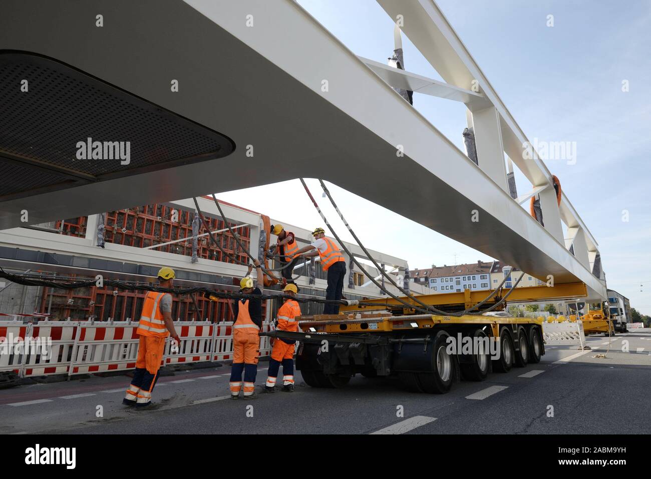 The construction department supervises the installation of the new footbridge and cycle path bridge over Offenbachstraße in Munich Pasing. The official opening is scheduled for spring 2020. [automated translation] Stock Photo
