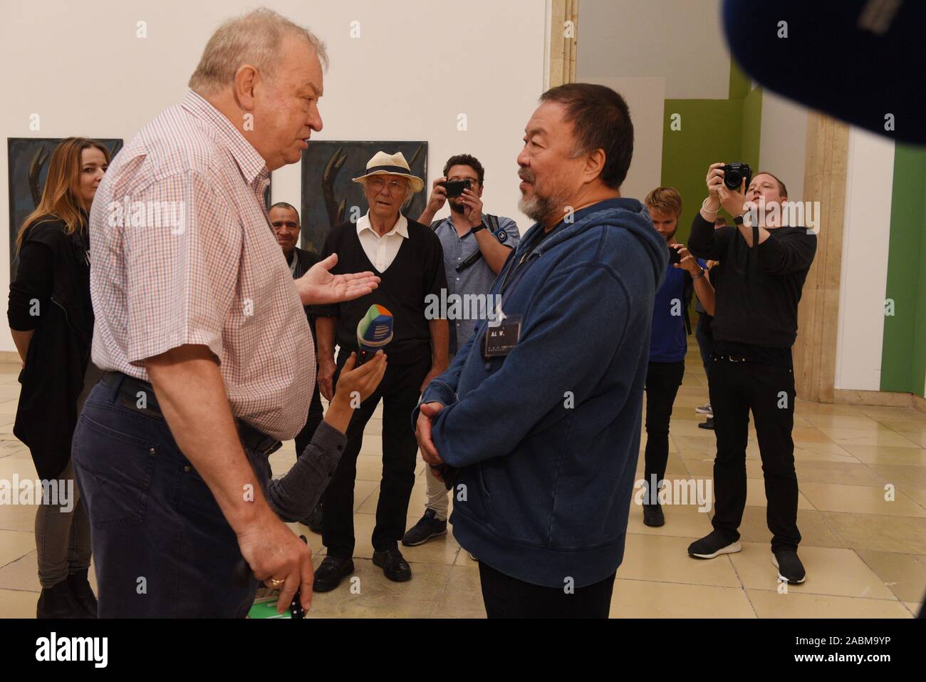 Ai Weiwei (r.) at a protest by the works council at Haus der Kunst against the planned staff reduction by outsourcing the areas of supervision, cash desk and gate. The picture shows the Chinese artist in conversation with Haus der Kunst managing director Bernhard Spies, who is not enthusiastic about the action. [automated translation] Stock Photo