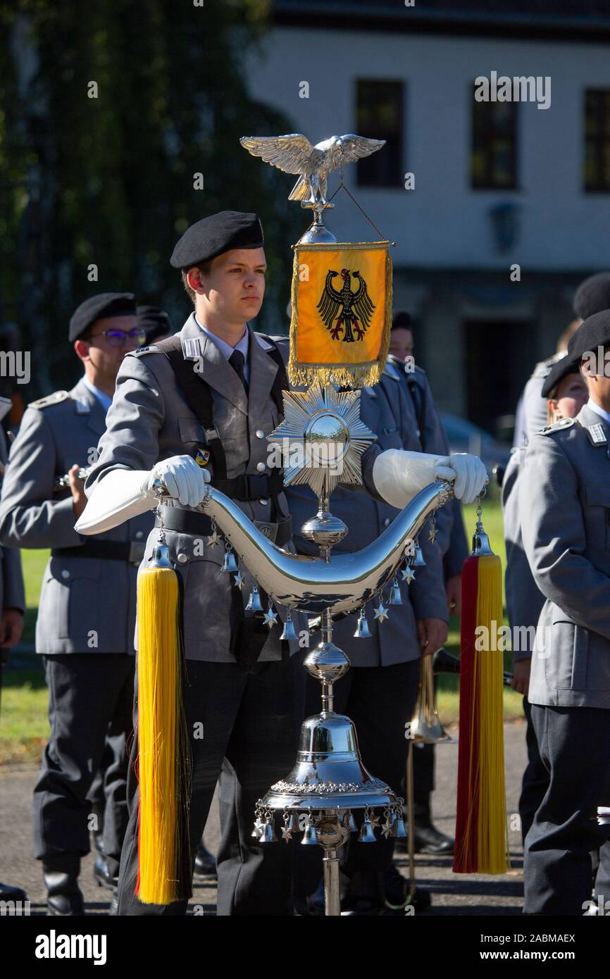 The music band Heeresmusikkorps Ulm plays to the ceremonial conclusion of the officer training course in the air base Fürstenfeldbruck. [automated translation] Stock Photo