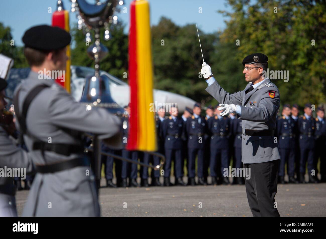 The music band Heeresmusikkorps Ulm plays to the ceremonial conclusion of the officer training course in the air base Fürstenfeldbruck. [automated translation] Stock Photo