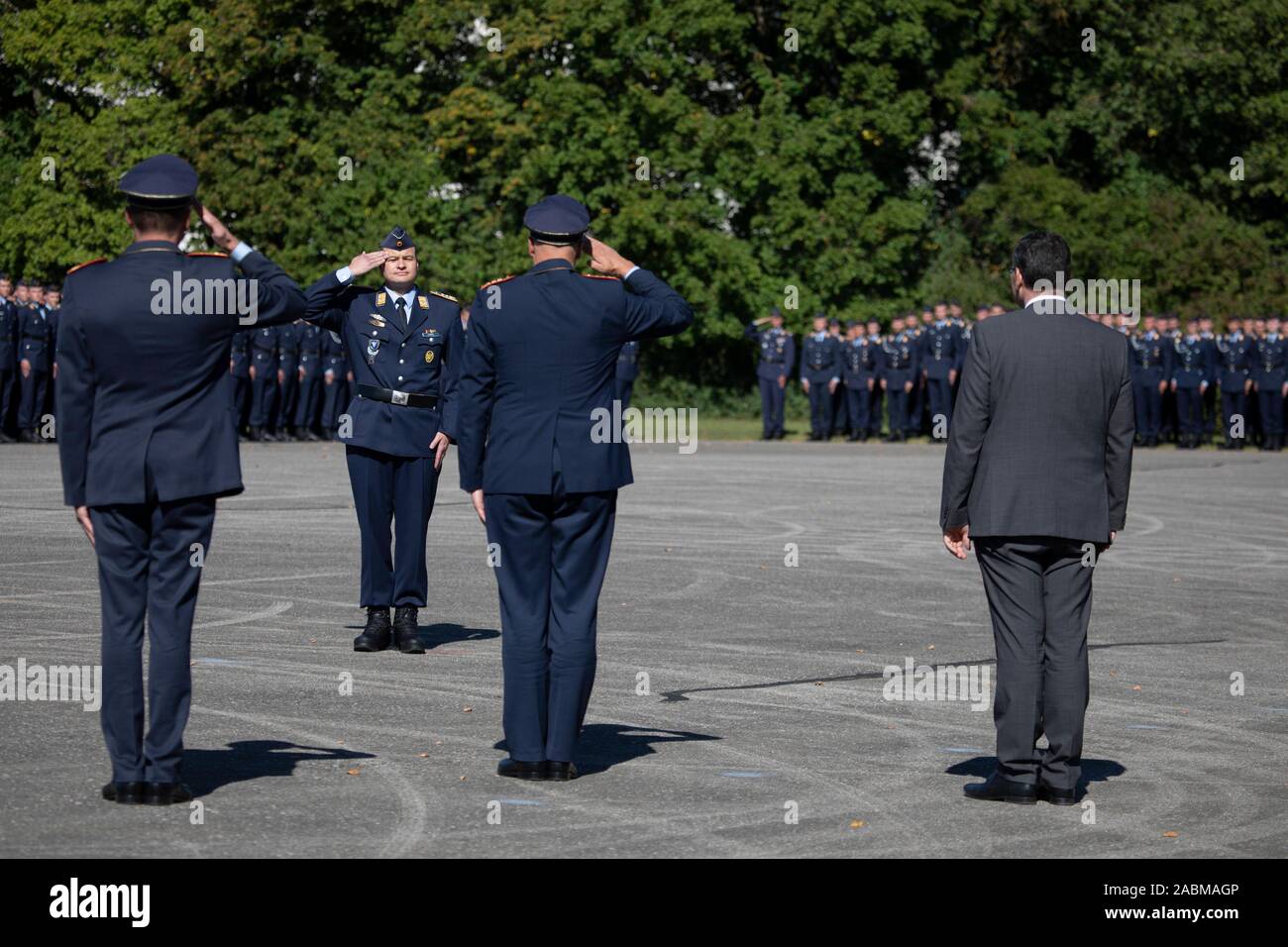 Soldiers at the final roll call of the officer training course at the air base Fürstenfeldbruck salute their superiors. [automated translation] Stock Photo