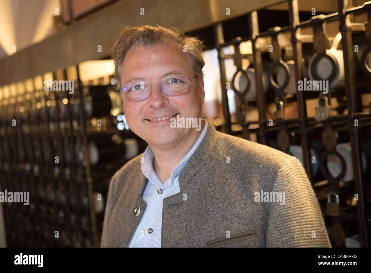 Landlord Wolfgang Sperger in front of a beer mug safe shelf in the Munich Hofbräuhaus. The lockable, numbered safes contain the beer jugs of the regular guests of the Hofbräuhaus on the Platzl. [automated translation] Stock Photo